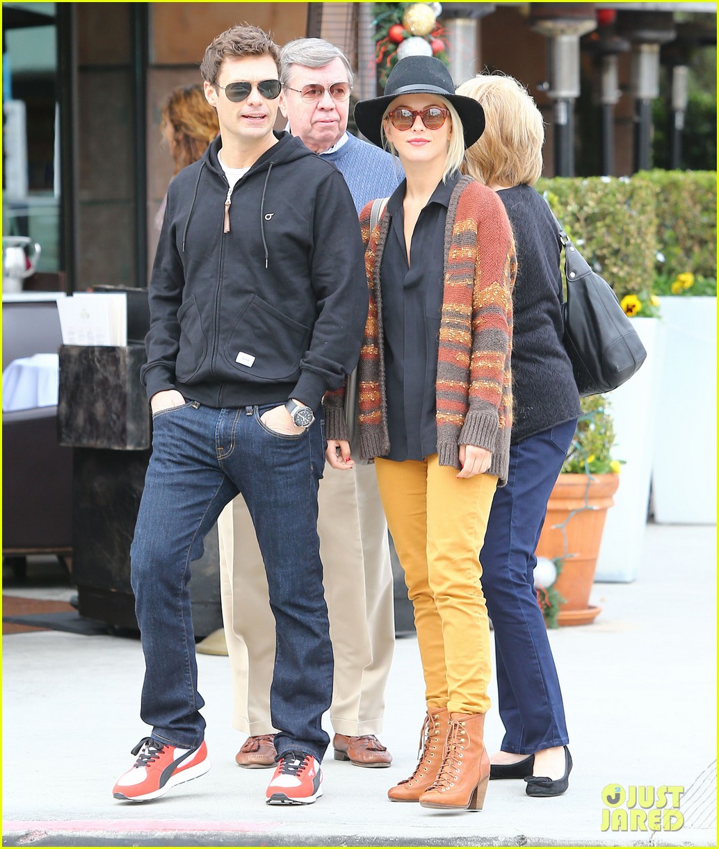 Julianne Hough & Ryan Seacrest: Sightseeing with His Parents!