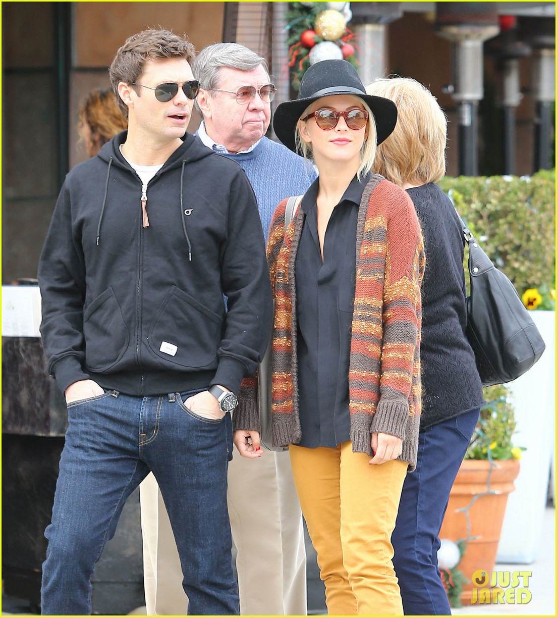 Julianne Hough & Ryan Seacrest: Sightseeing with His Parents!