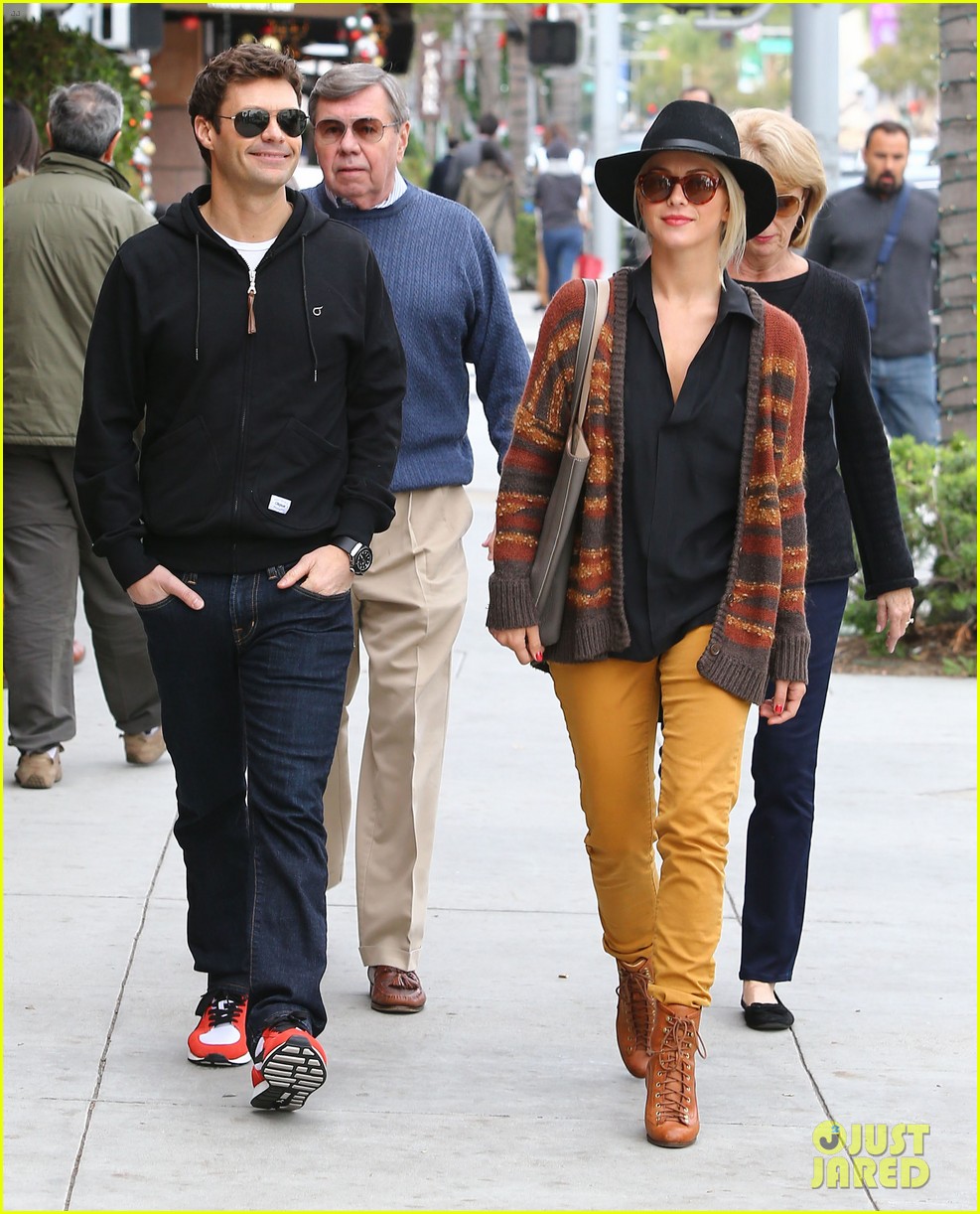 Julianne Hough & Ryan Seacrest: Sightseeing with His Parents!
