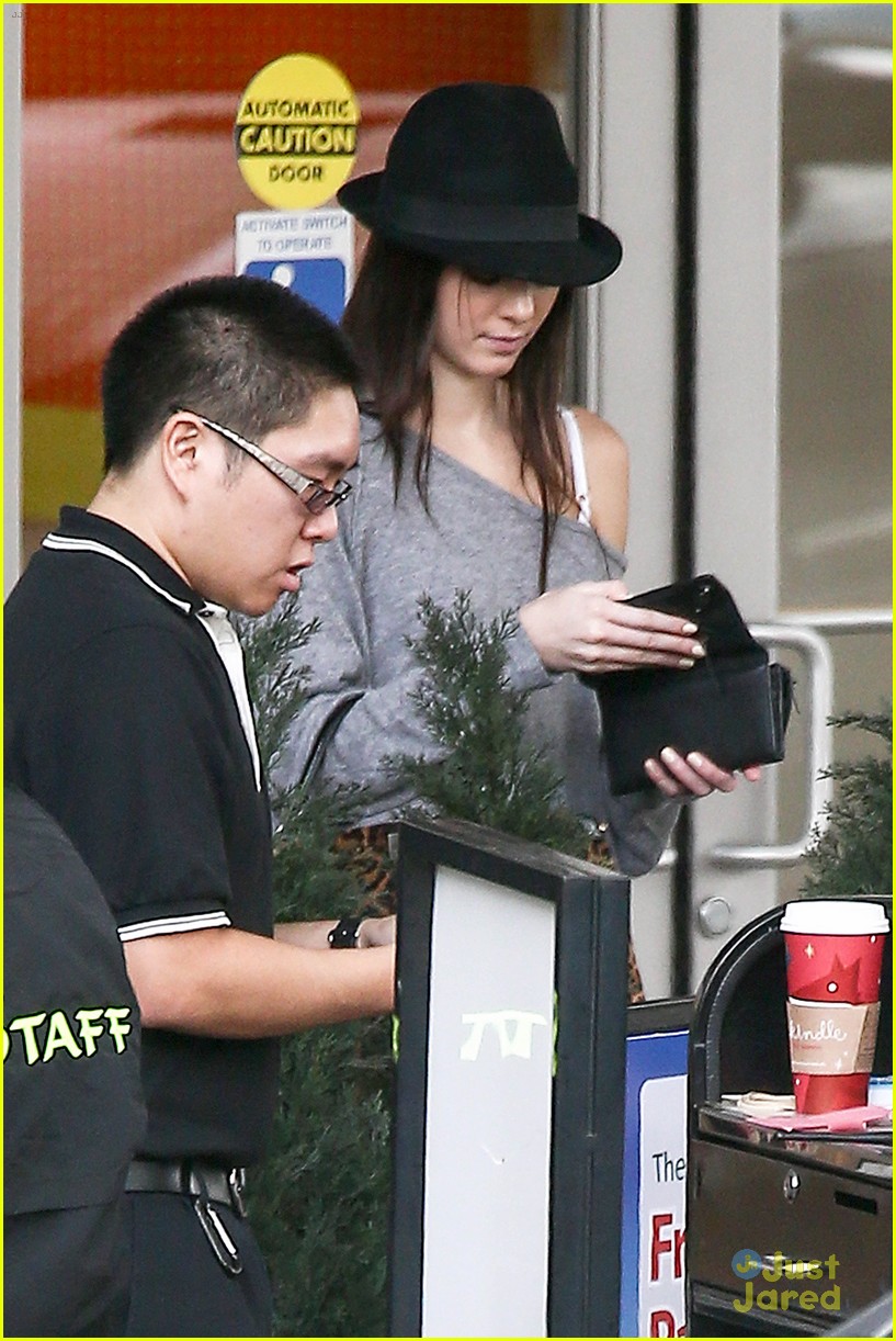 Kendall Jenner: Last Minute Holiday Shopping