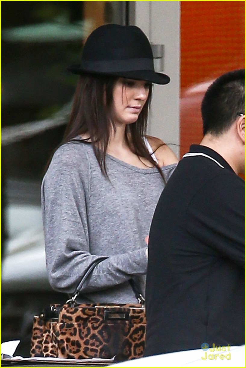 Kendall Jenner: Last Minute Holiday Shopping