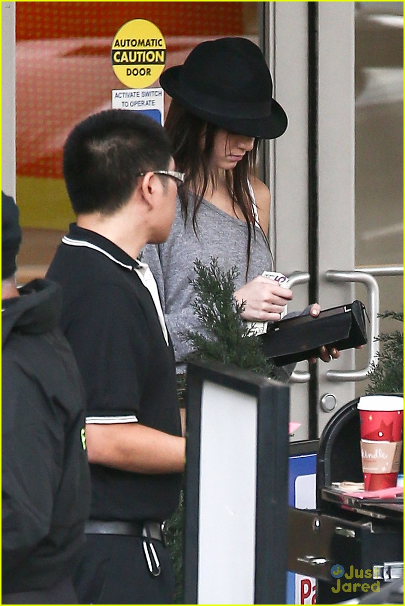 Kendall Jenner: Last Minute Holiday Shopping
