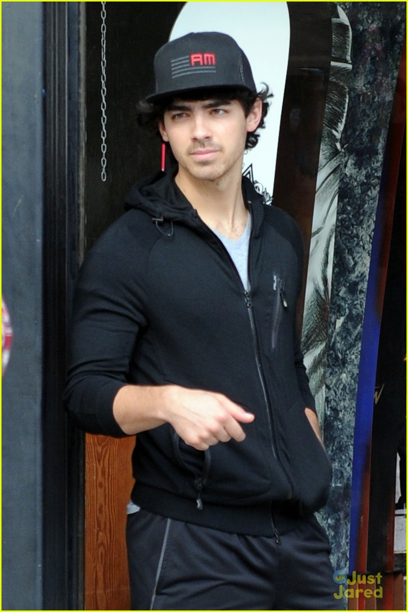 Nick & Joe Jonas: Burton Snowboard Stop