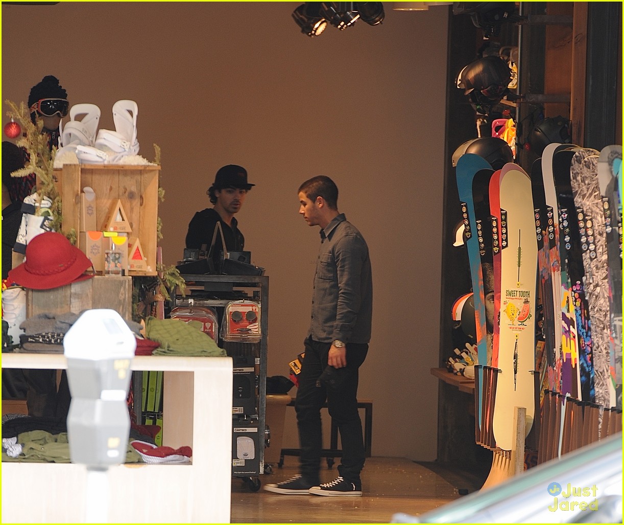 Nick & Joe Jonas: Burton Snowboard Stop