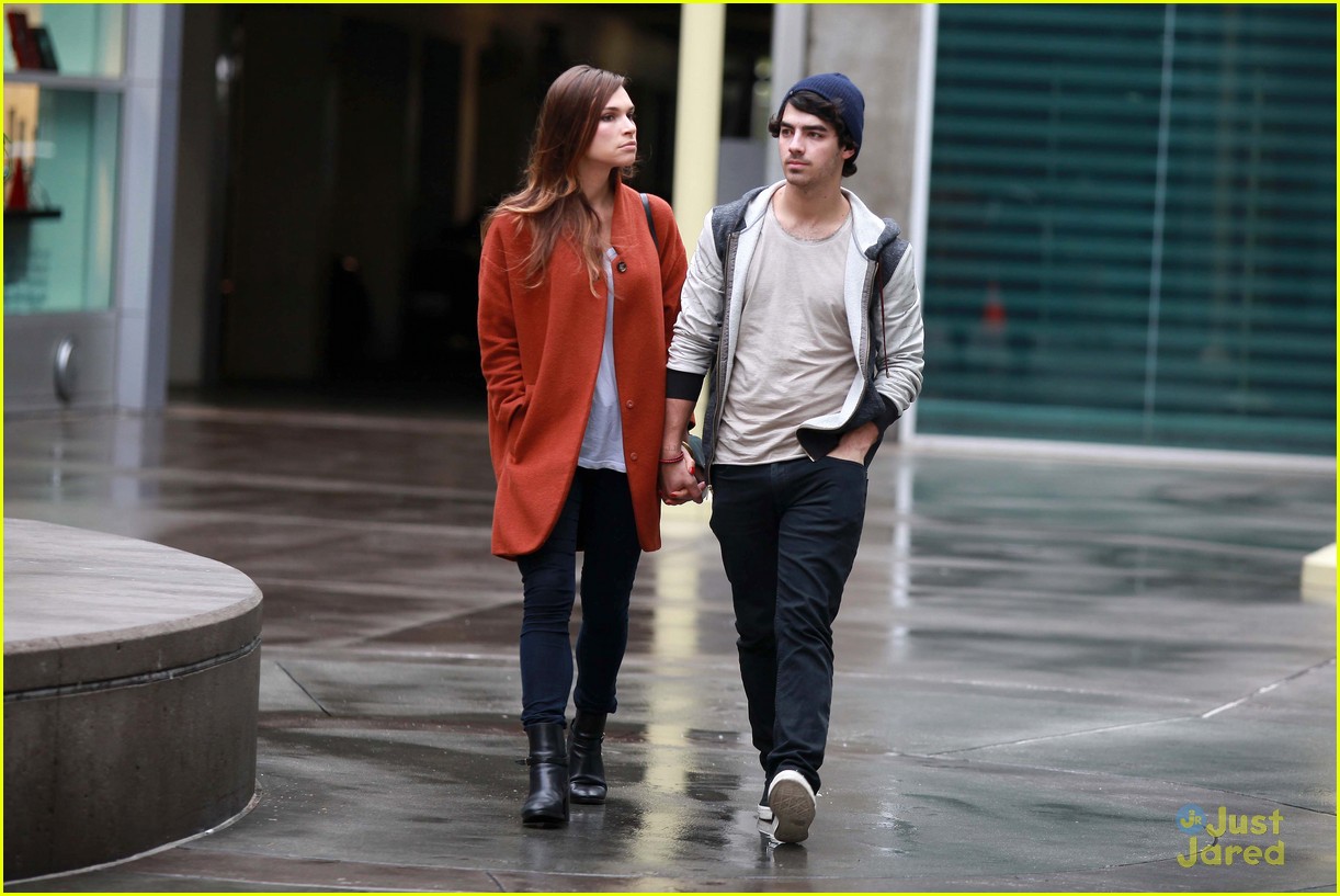 Joe Jonas & Blanda Eggenschwiler: Movie & Lunch with Kevin, Danielle & Nick!