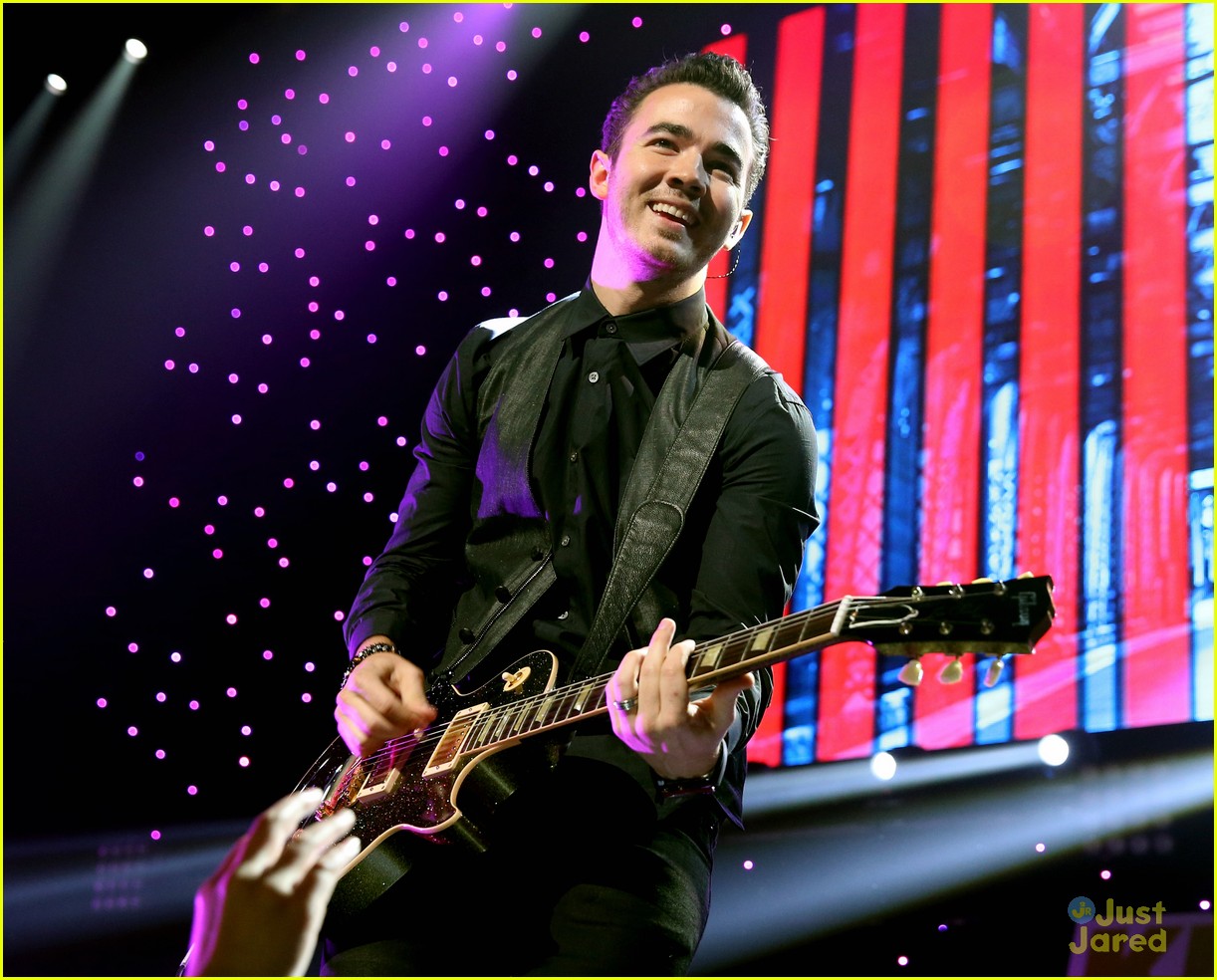 Jonas Brothers: Jingle Ball 2012!