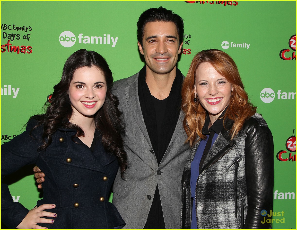 Katie Leclerc & Vanessa Marano: 'Switched' Skaters at Rockefeller Center