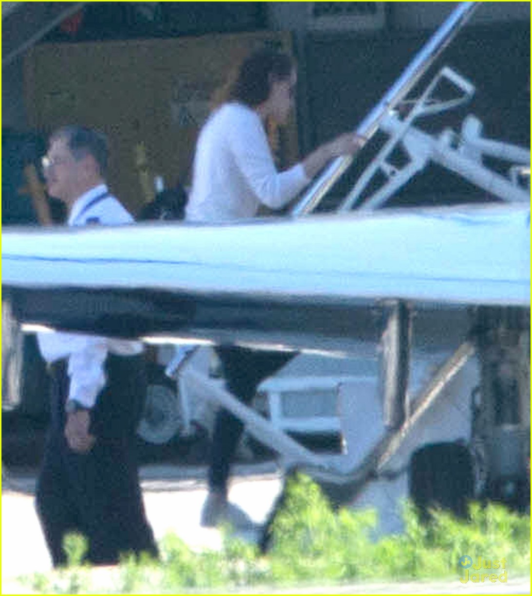 Kristen Stewart: Private Jet Departure