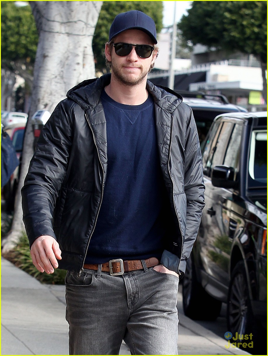 Liam Hemsworth: No Ring For Family Lunch