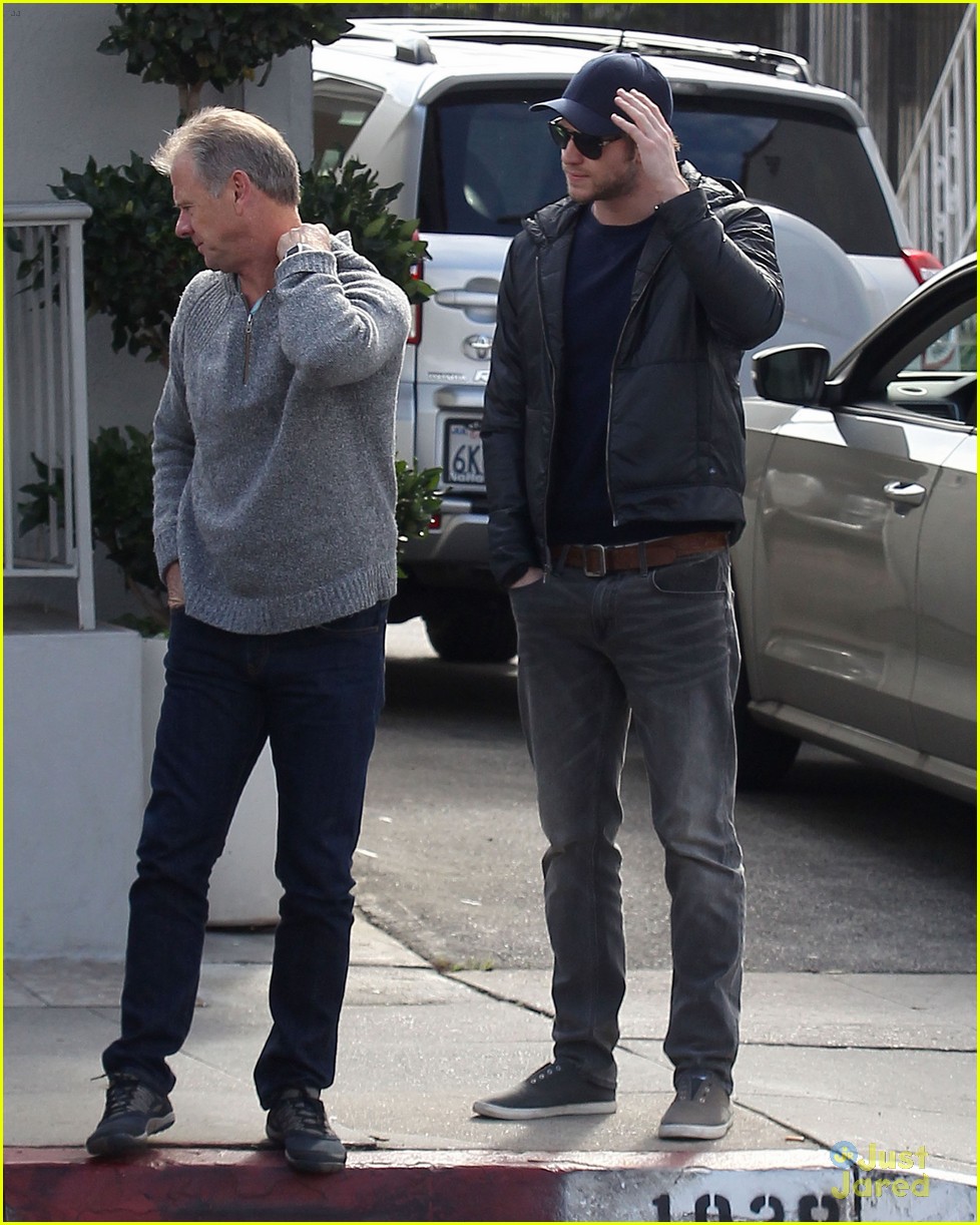 Liam Hemsworth: No Ring For Family Lunch