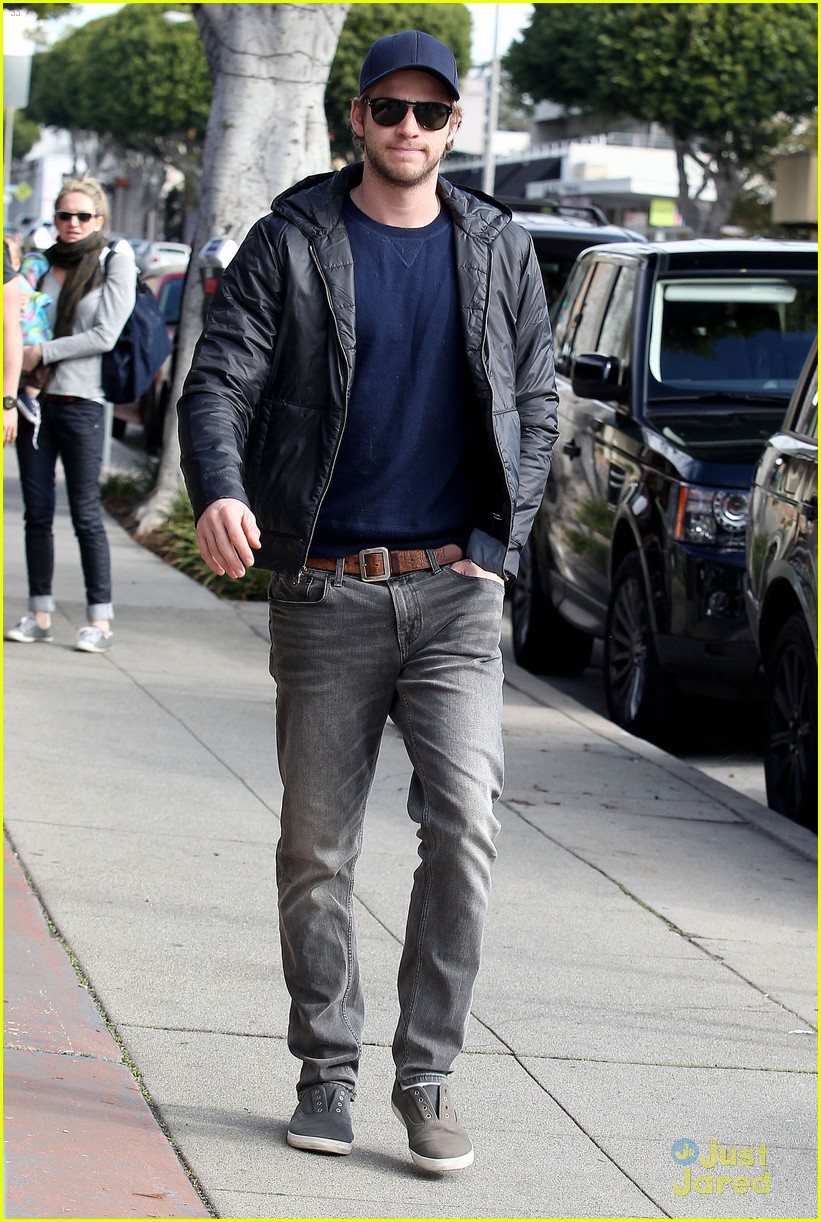 Liam Hemsworth: No Ring For Family Lunch