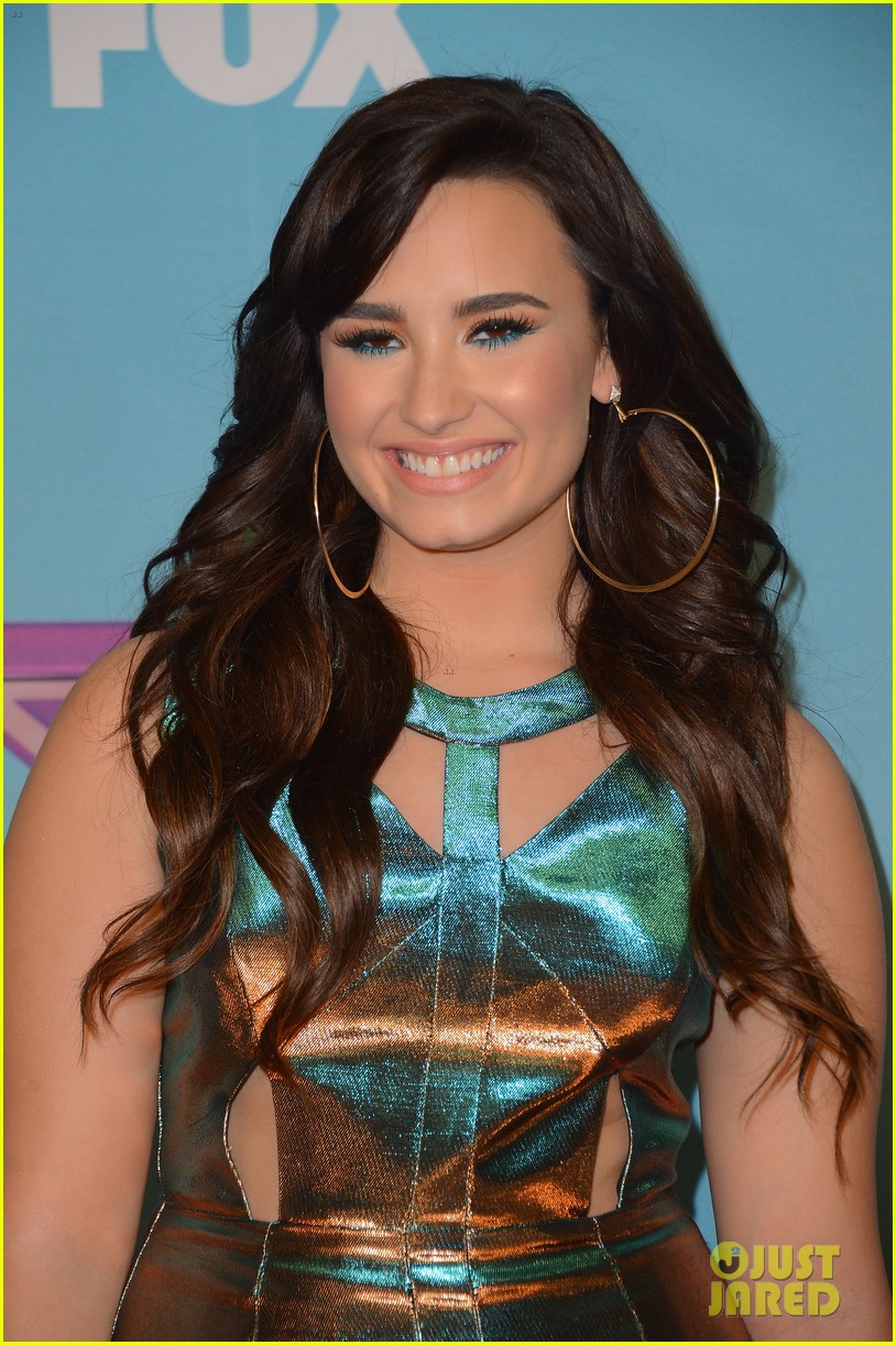 Demi Lovato: 'X Factor' Finale Carpet!