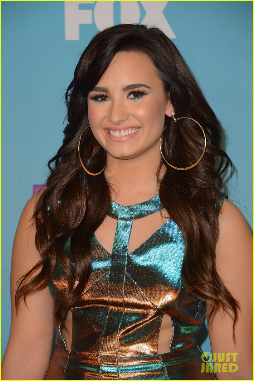 Demi Lovato: 'X Factor' Finale Carpet!