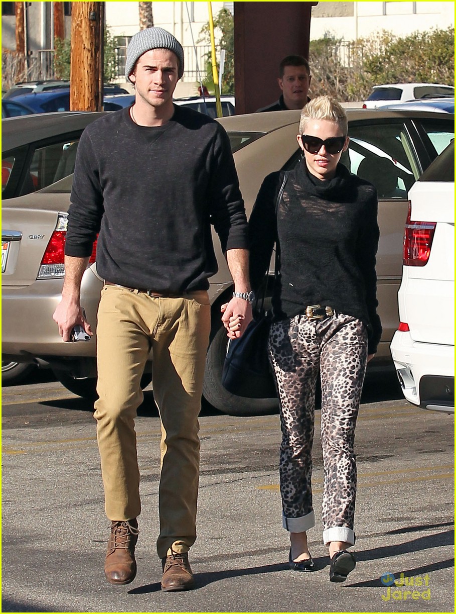 Miley Cyrus: Starbucks Stop with Liam Hemsworth!