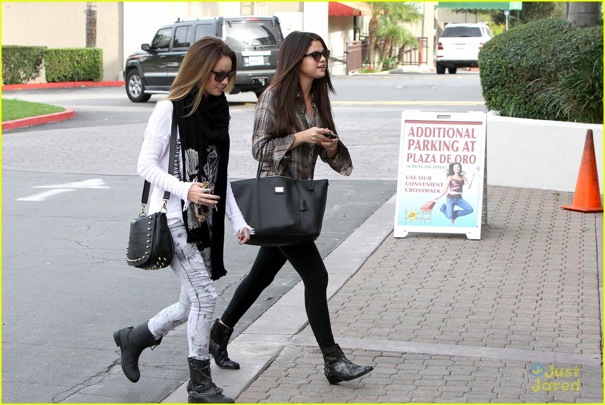 Selena Gomez: Sushi with Samantha Droke