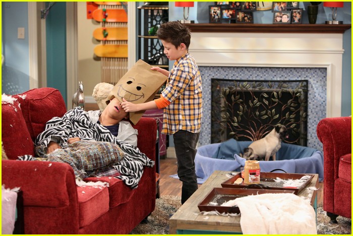 Zendaya & Bella Thorne: DJ's Mix Guest Star on 'Shake It Up'
