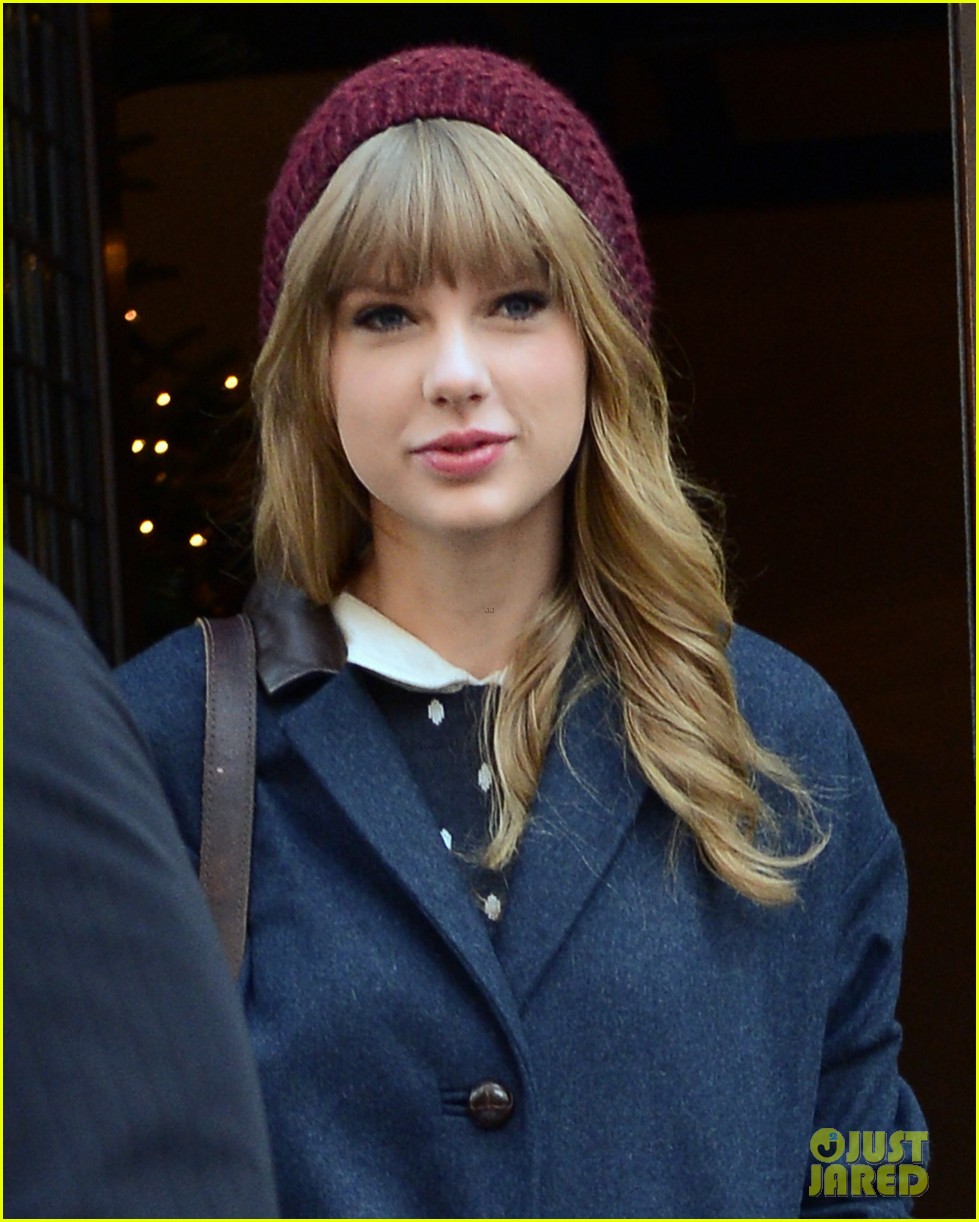 Taylor Swift: Leaving Hotel with Harry Styles!