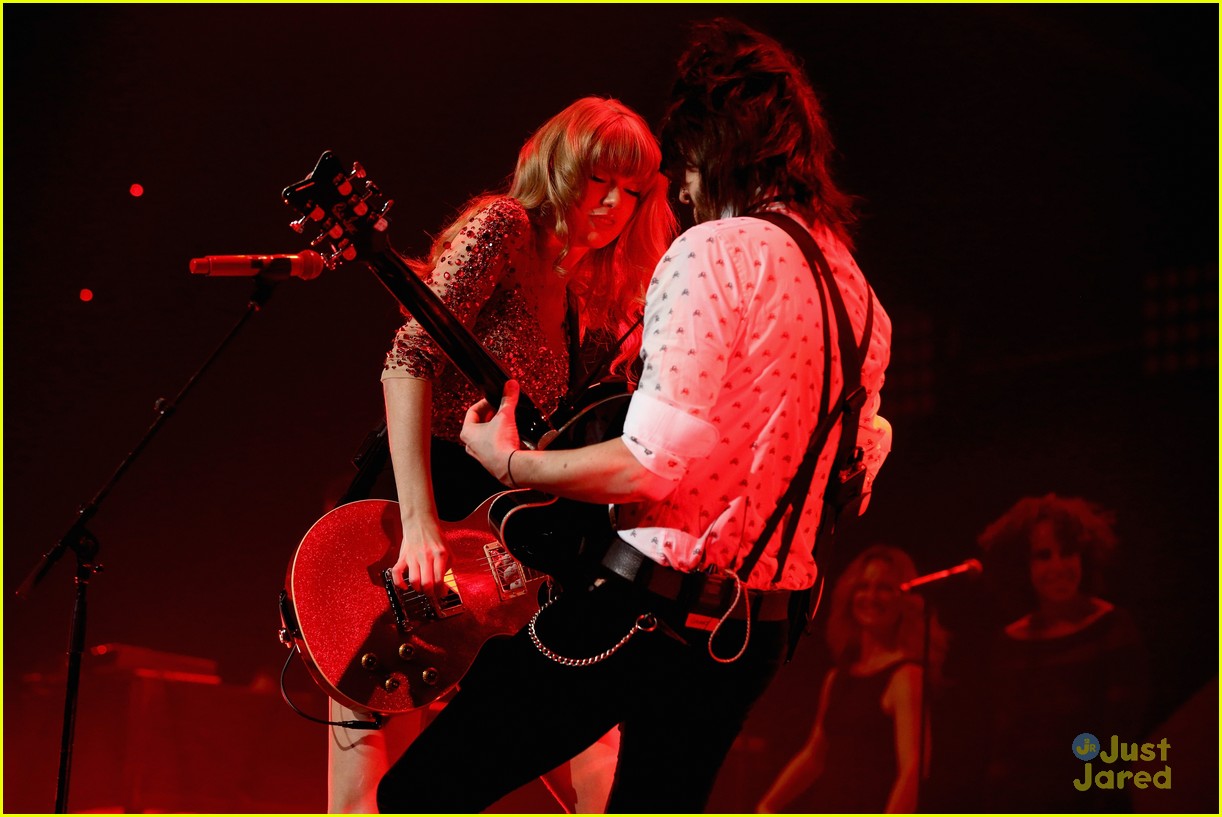 Taylor Swift: Jingle Ball 2012!