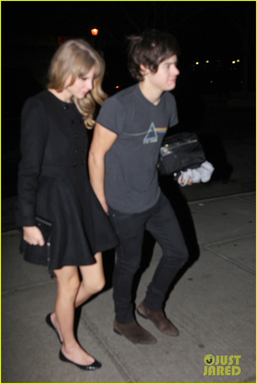 Taylor Swift & Harry Styles: Holding Hands!