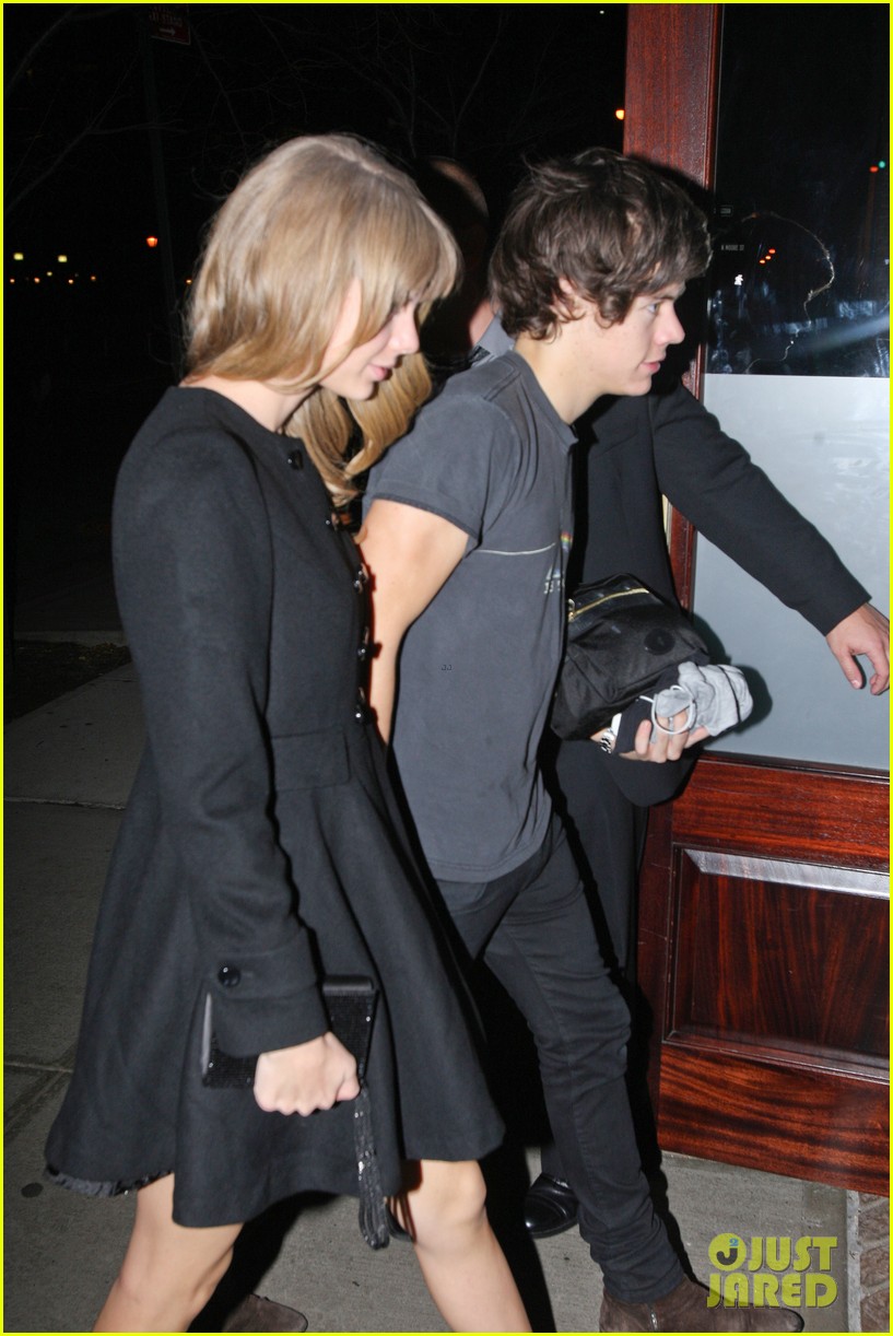 Taylor Swift & Harry Styles: Holding Hands!