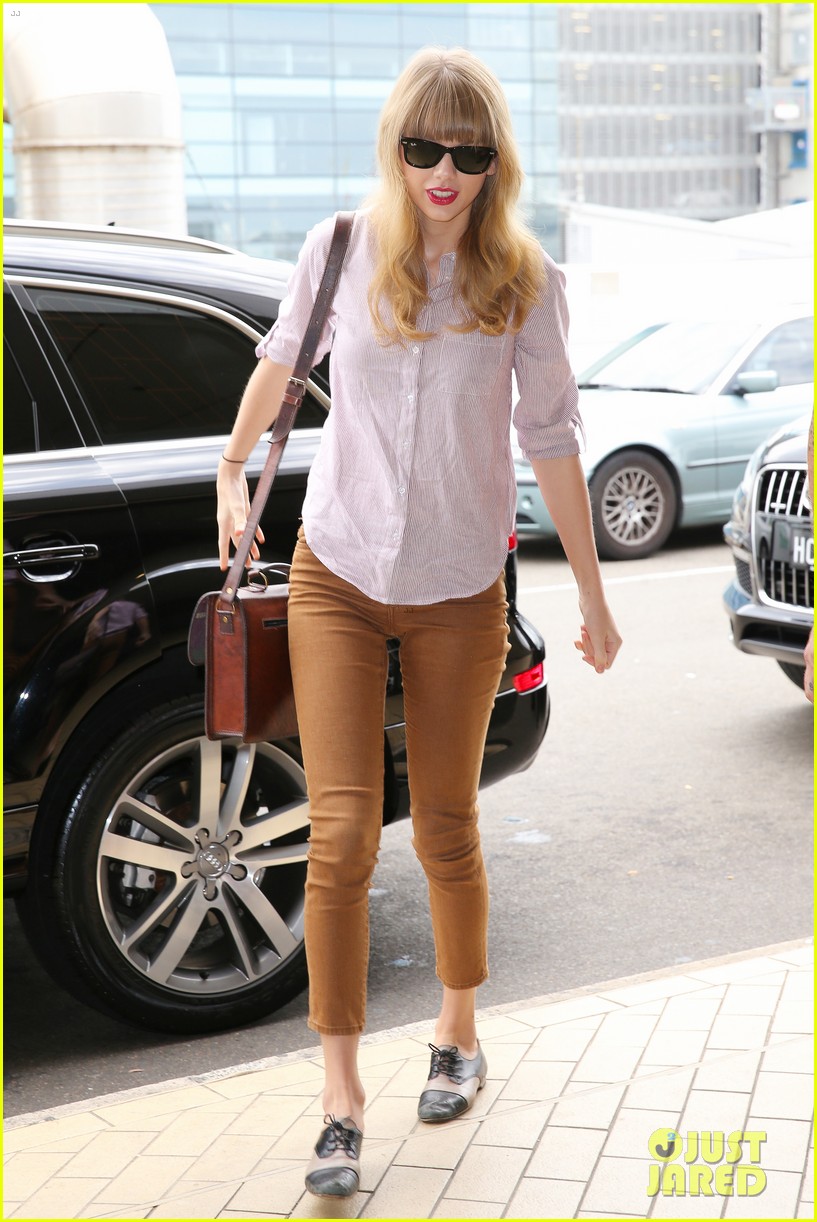 Taylor Swift: Swarmed By Fans in Sydney!