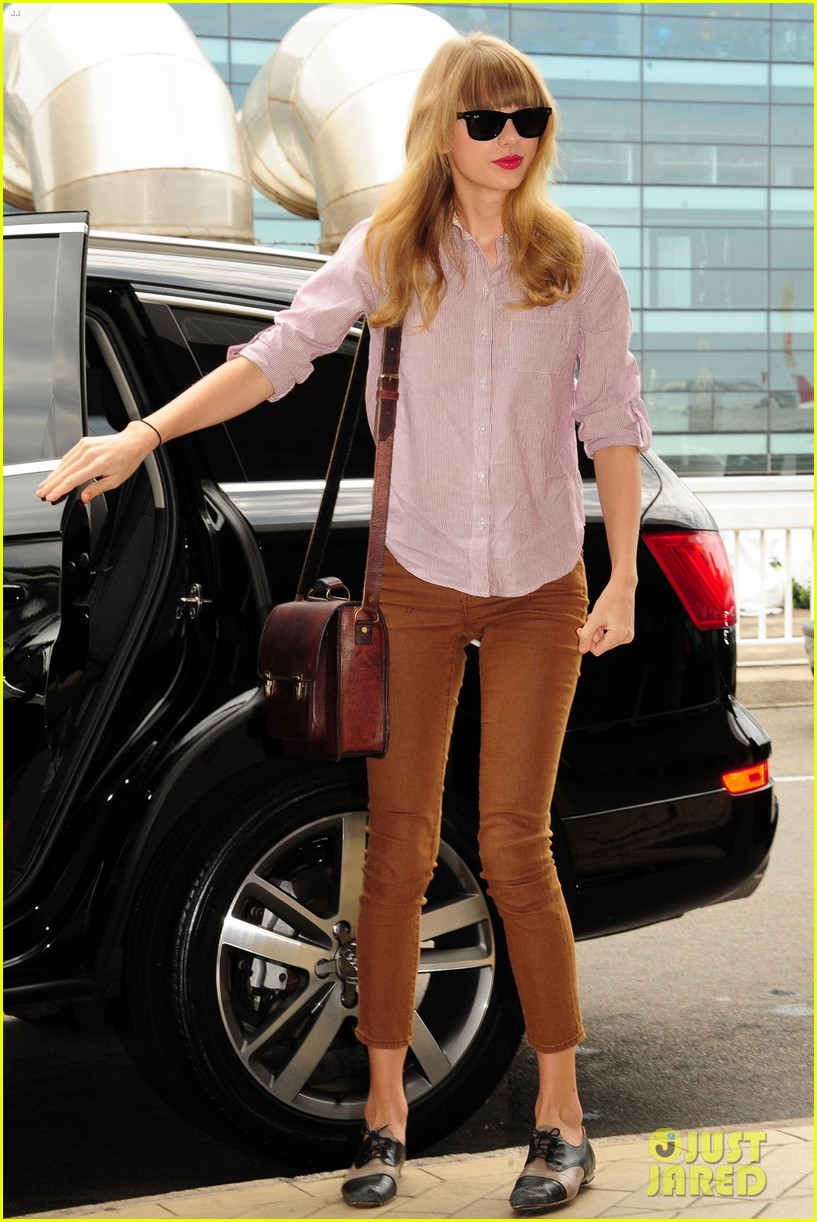 Taylor Swift: Swarmed By Fans in Sydney!