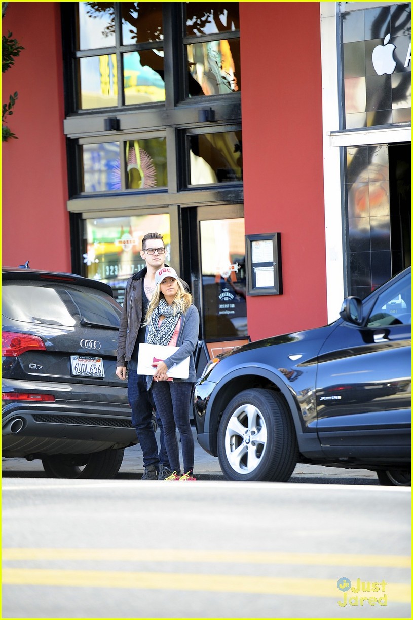 Ashley Tisdale: Apple Store Stop