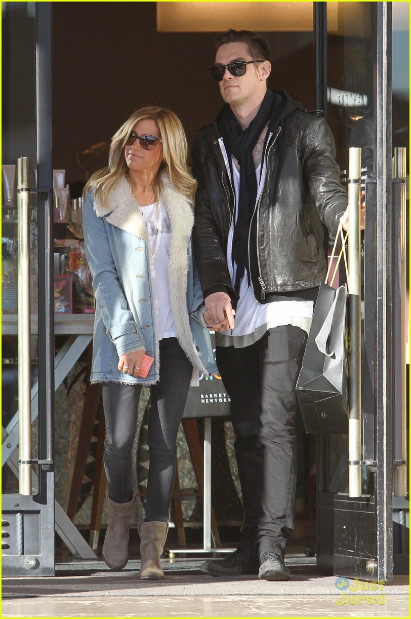 Ashley Tisdale: Burton Snowboard Stop with Niece Mikayla
