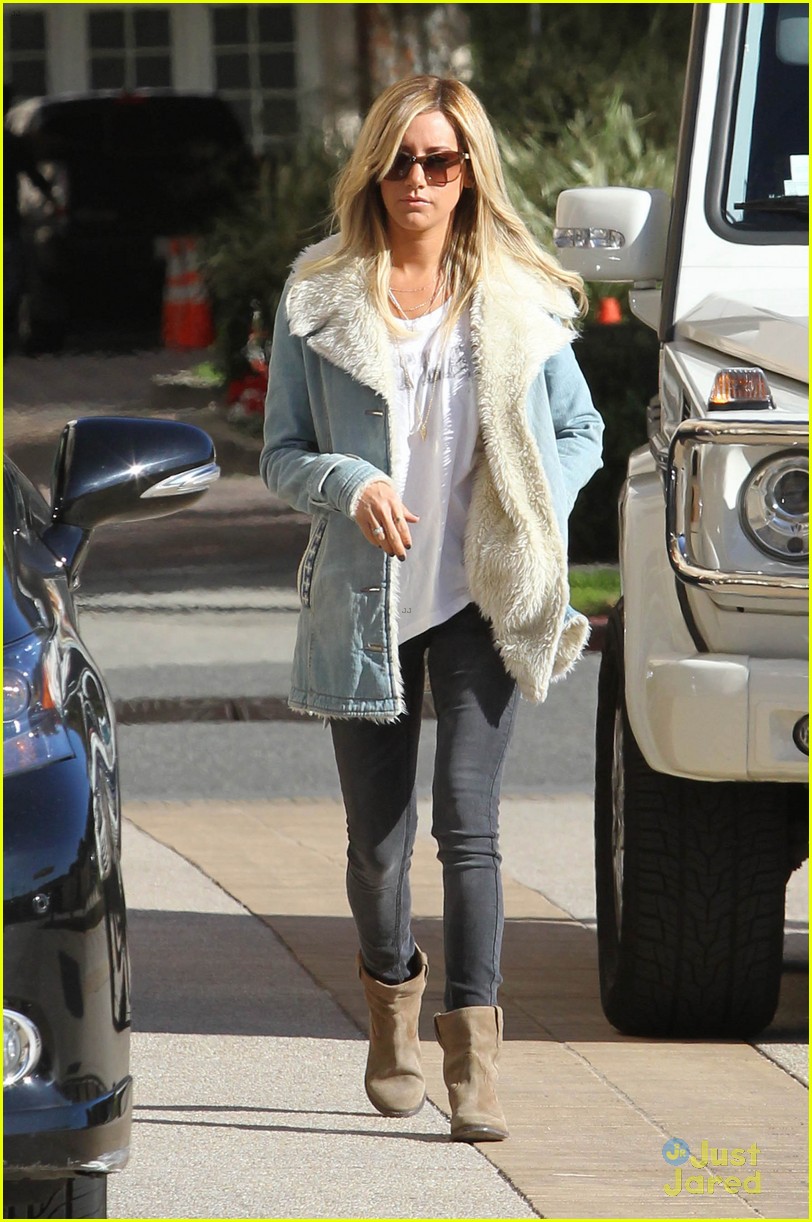 Ashley Tisdale: Burton Snowboard Stop with Niece Mikayla