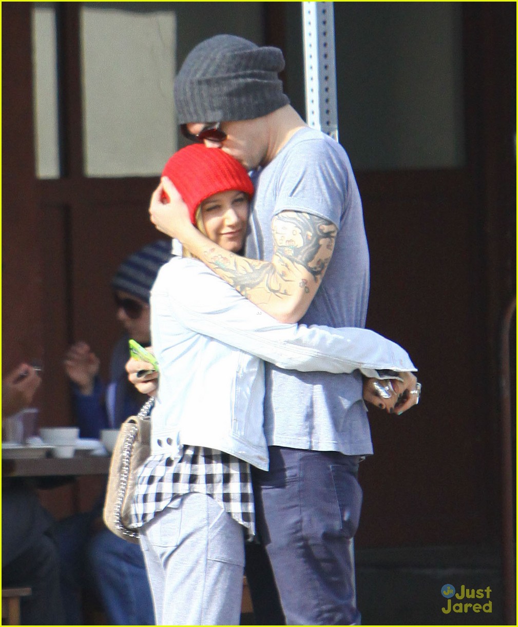 Ashley Tisdale: Kings Road Cafe Lunch with Mystery Guy