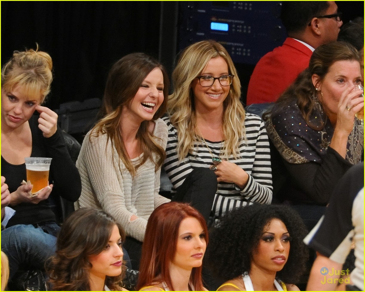Ashley Tisdale: Lakers Game with Samantha Droke!