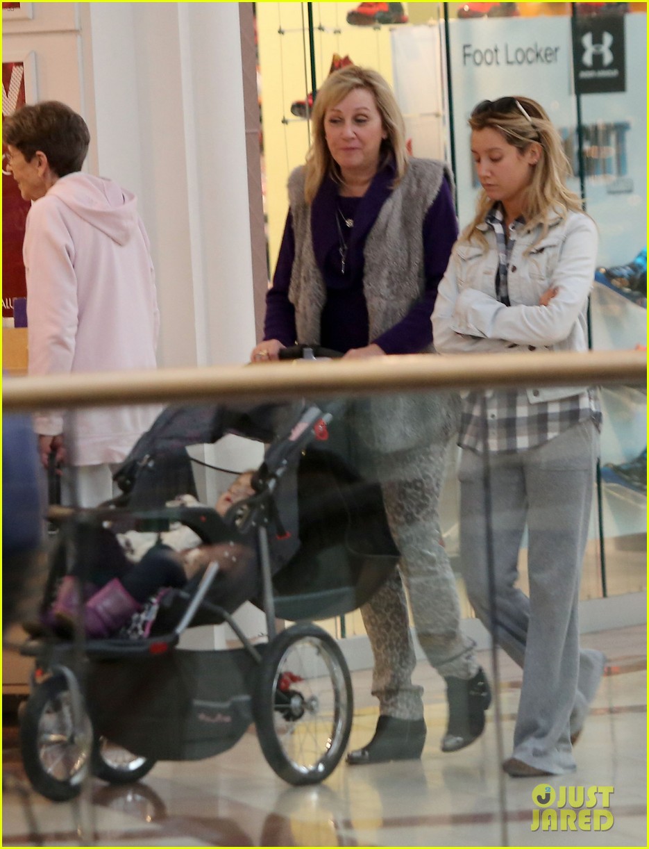 Ashley Tisdale: Holiday Shopping with Mom!