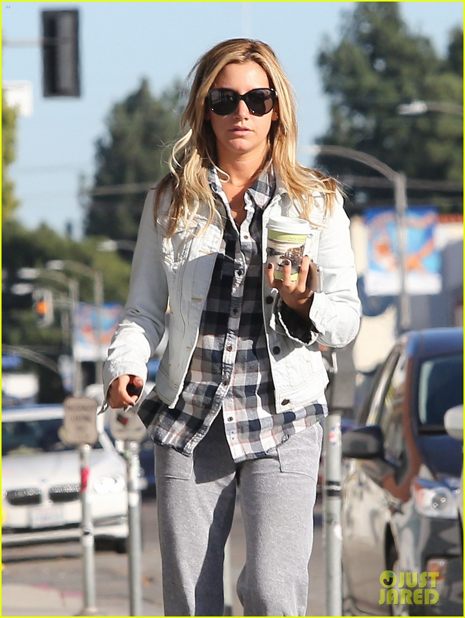 Ashley Tisdale: Holiday Shopping with Mom!