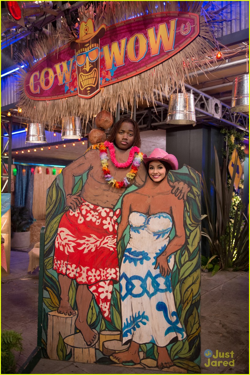 Victoria Justice & Leon Thomas: Cowboy Luau on 'Victorious'!