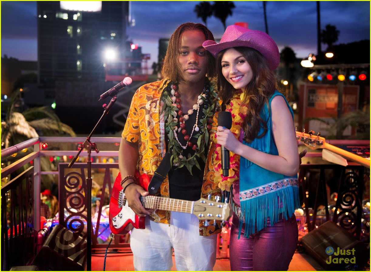 Victoria Justice & Leon Thomas: Cowboy Luau on 'Victorious'!