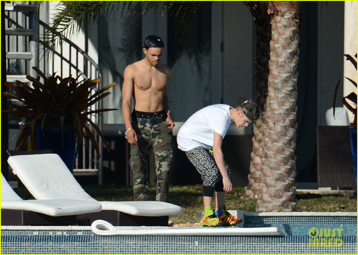Justin Bieber: Shirtless & Underwear-Clad in Miami!