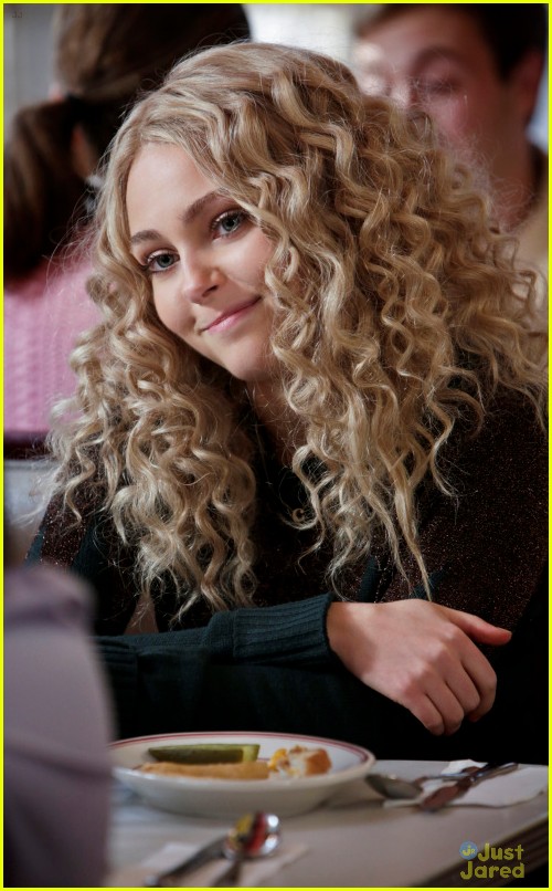 AnnaSophia Robb: Bride For Halloween on 'The Carrie Diaries'