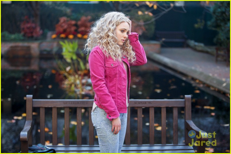 AnnaSophia Robb & Austin Butler: 'Read Before Use' on 'Carrie Diaries'