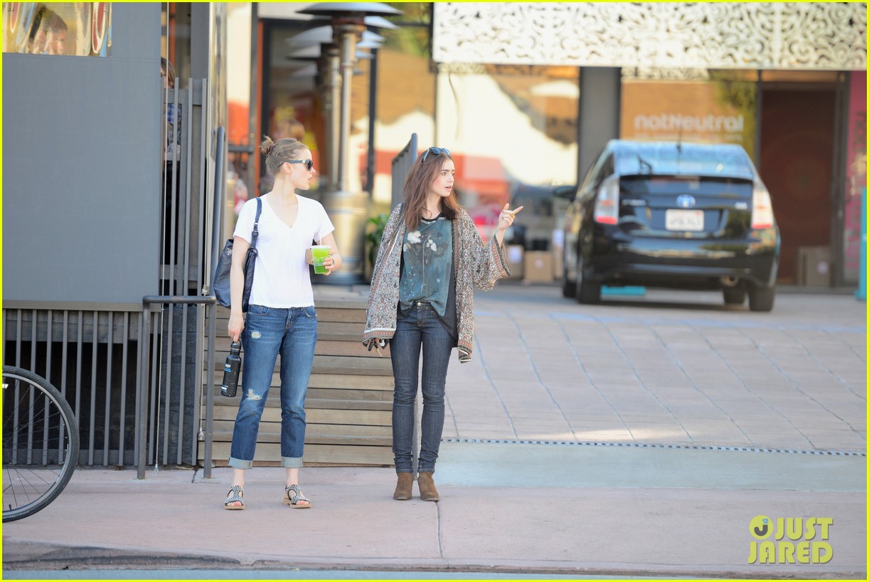 Lily Collins: Vegan Lunch Lady