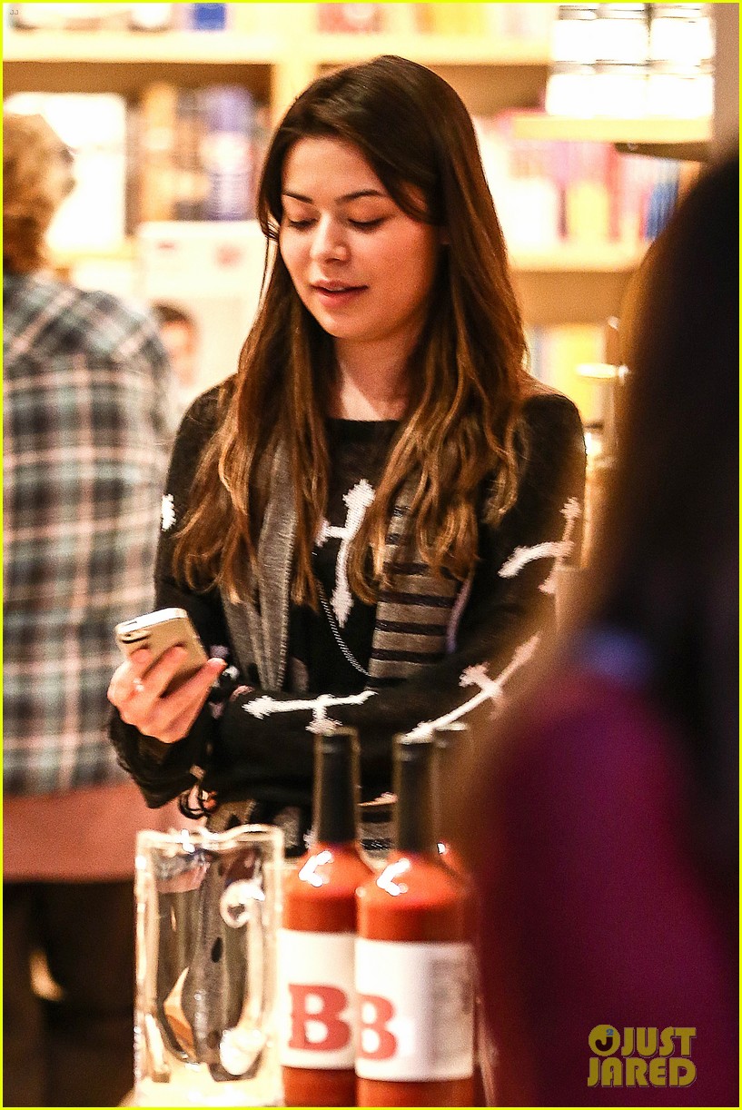 Miranda Cosgrove: Williams-Sonoma Shopper