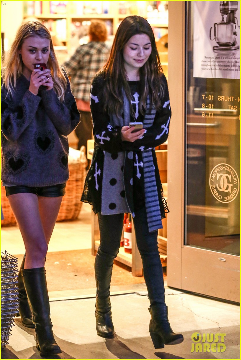 Miranda Cosgrove: Williams-Sonoma Shopper