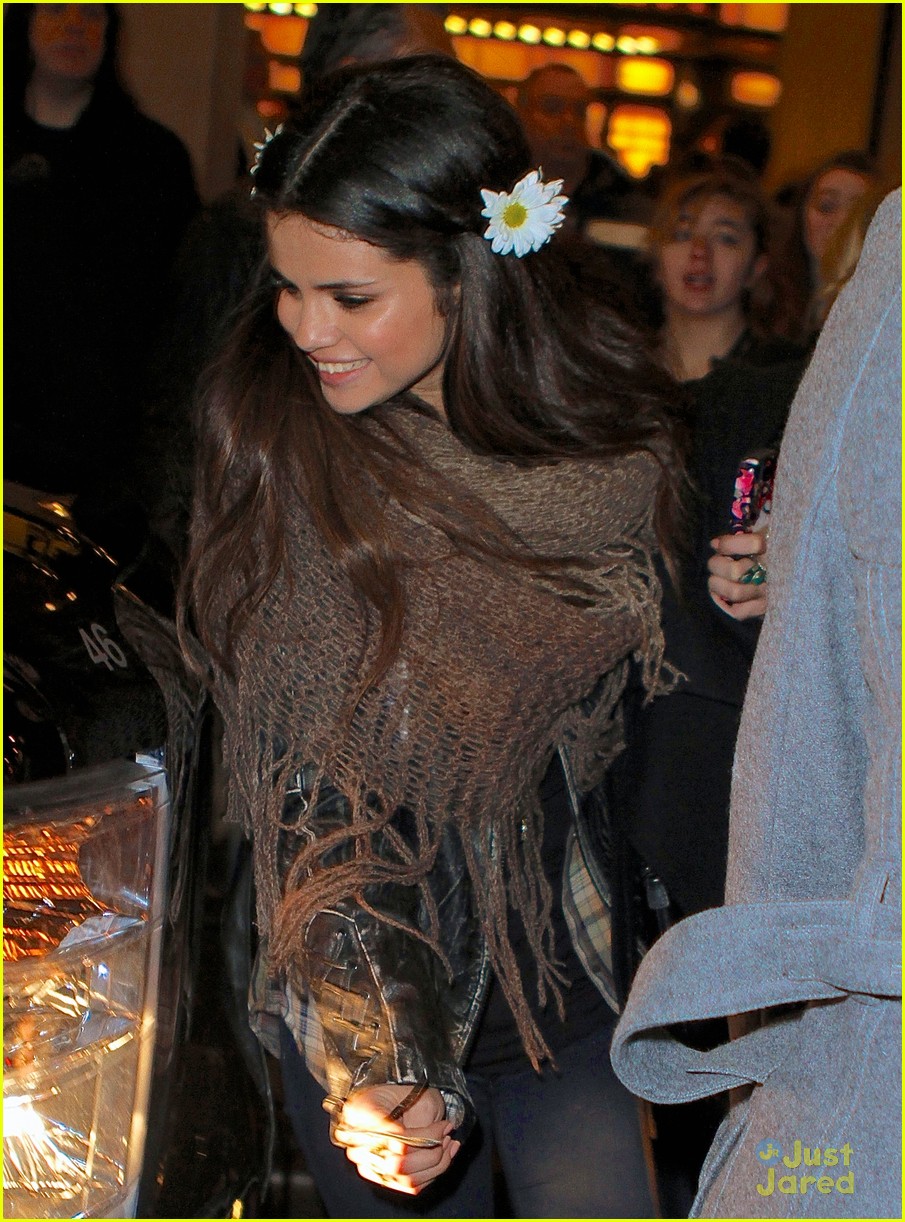 Selena Gomez: Flowers In Hair for UNICEF Concert