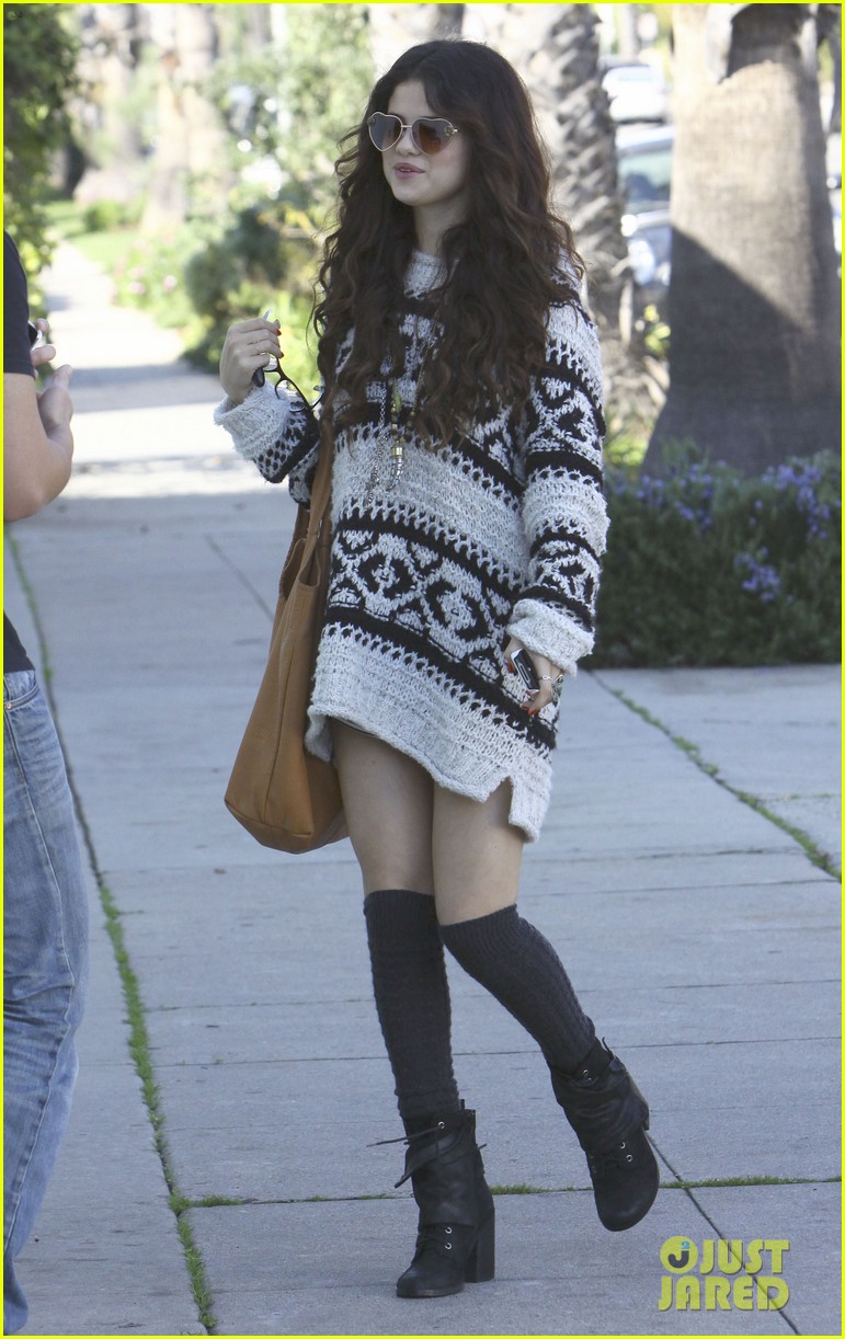 Selena Gomez: Gas Station Gal!