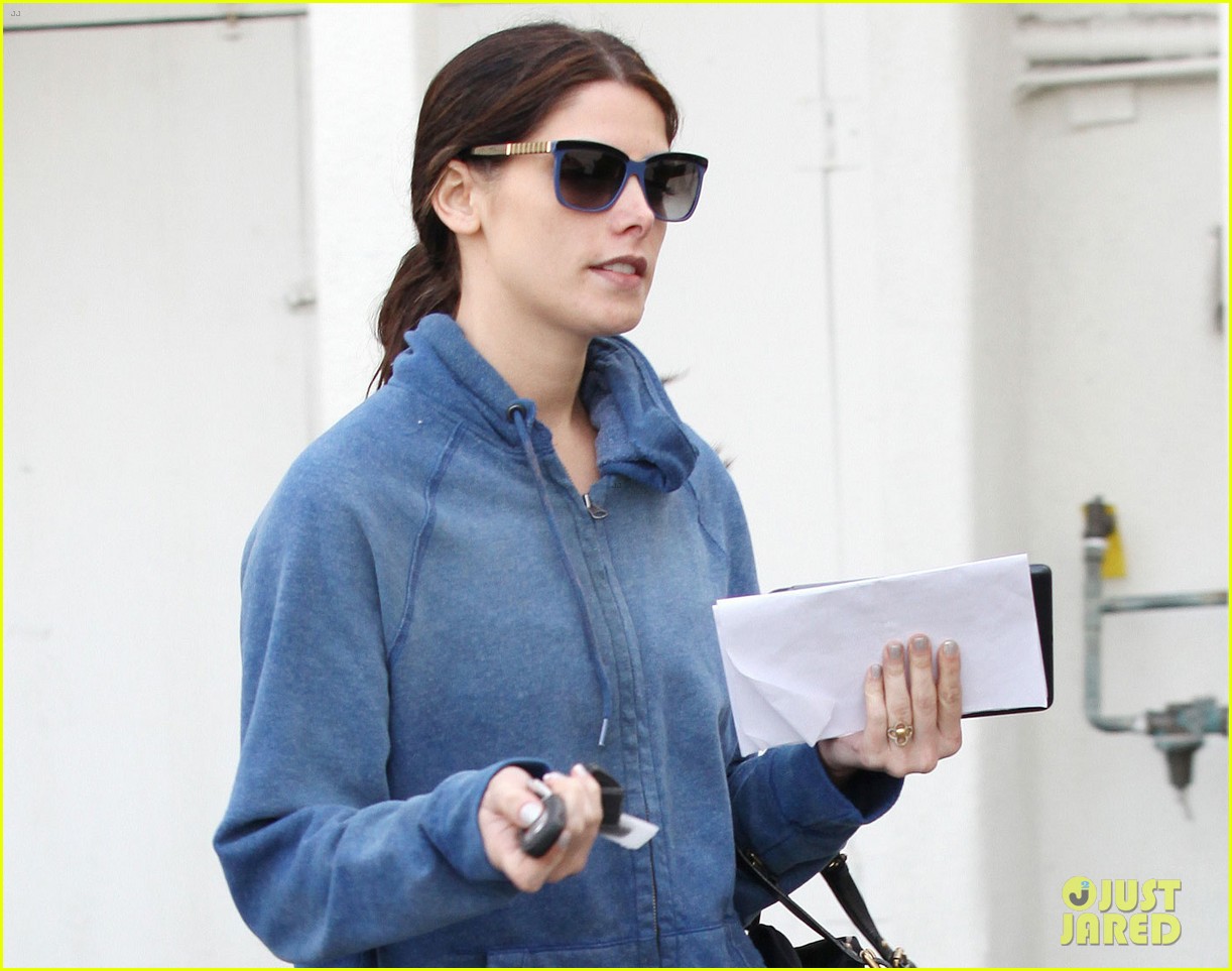 Ashley Greene: Nail Salon Stop