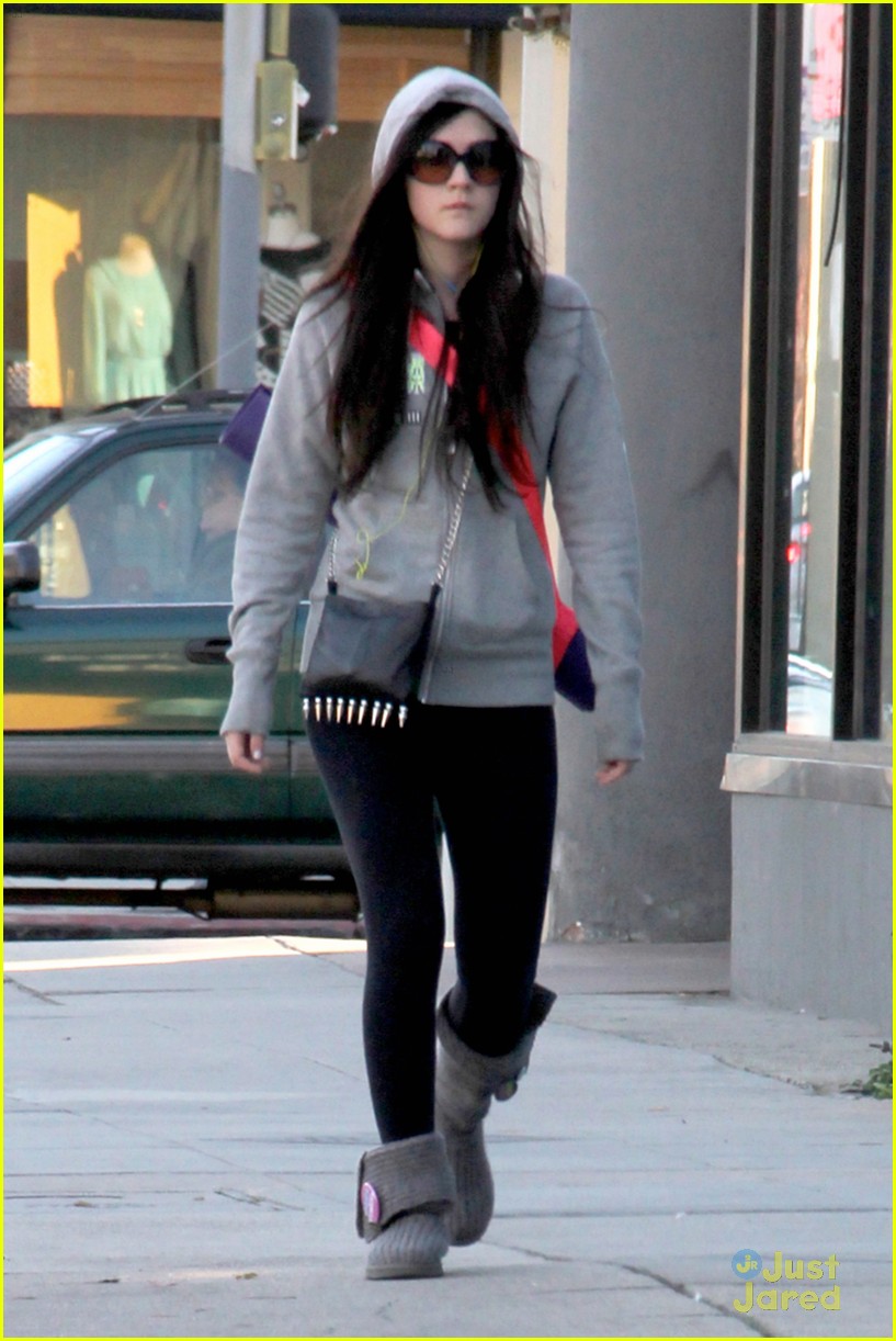 Isabelle Fuhrman: Yoga Class Cutie