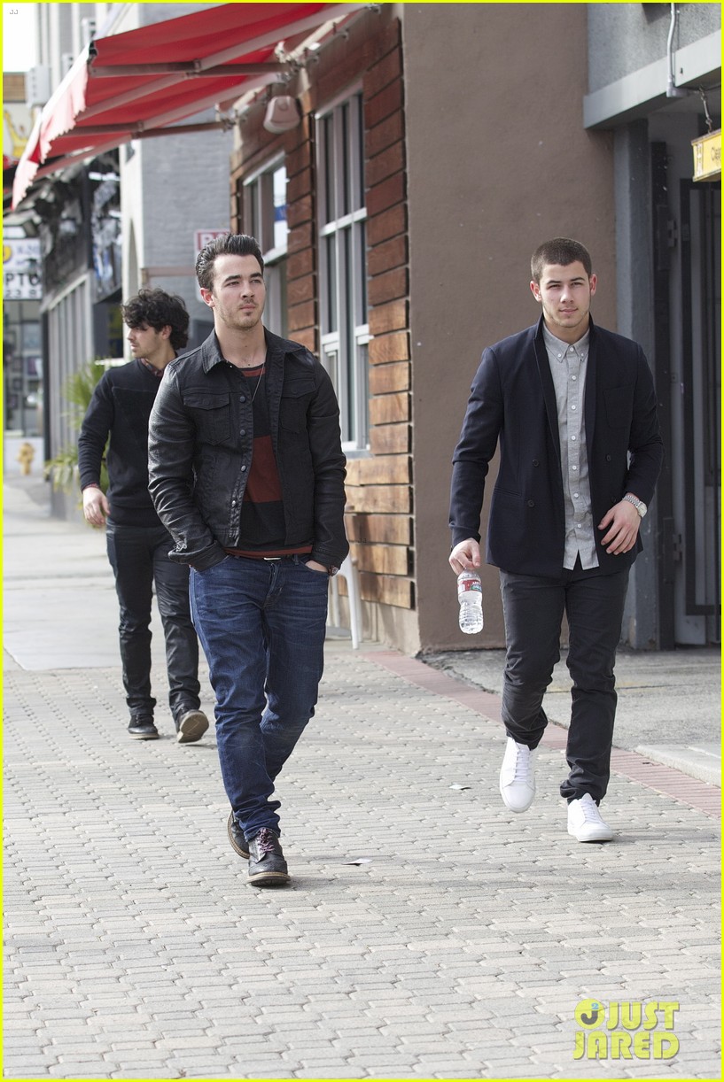 Nick, Joe & Kevin Jonas: Back In LA!