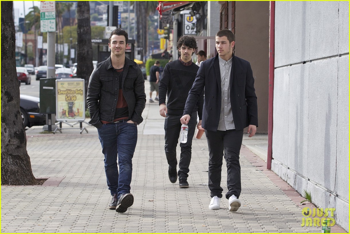 Nick, Joe & Kevin Jonas: Back In LA!