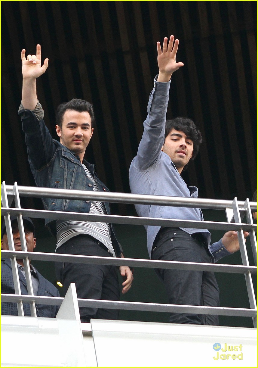 Nick, Joe & Kevin Jonas: Balcony Boys in Mexico