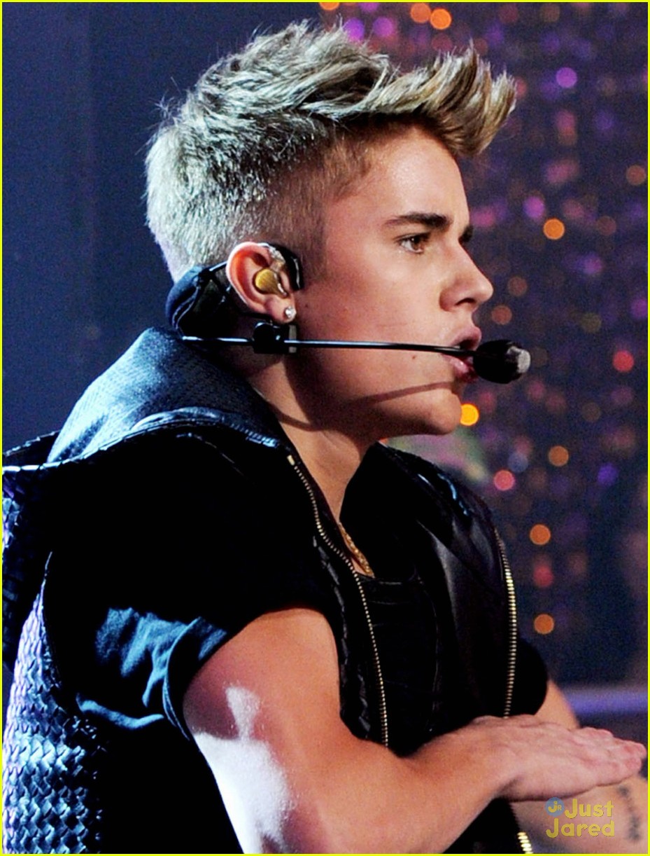 Justin Bieber: New Year's Eve 2013 Performances!