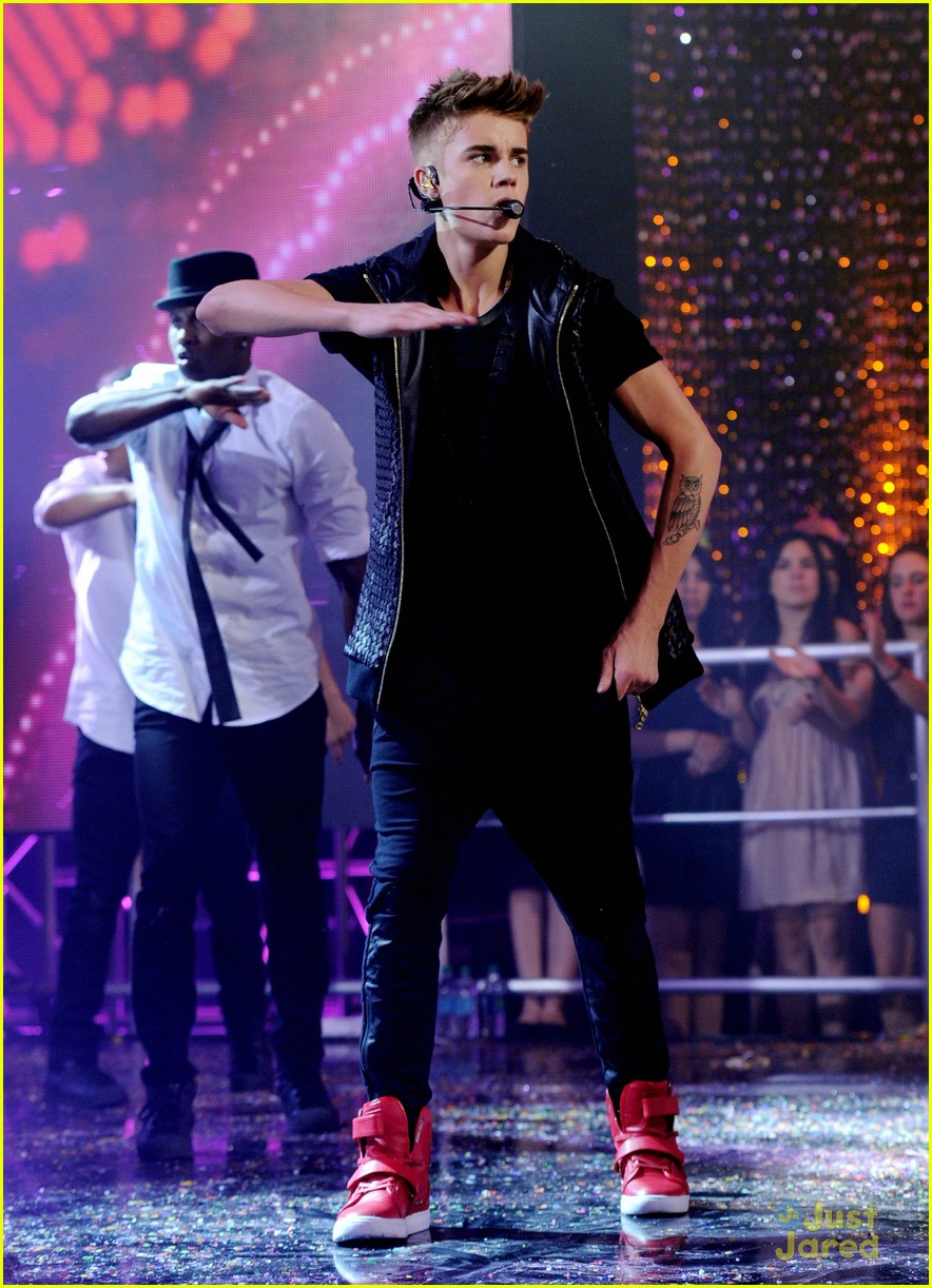 Justin Bieber: New Year's Eve 2013 Performances!
